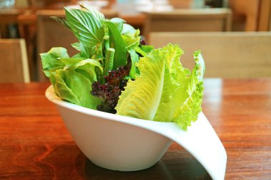 Tahta masada servis edilen taze sebzeler.