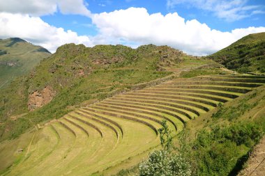 Pisac arkeolojik kompleksindeki antik kalıntılarla etkileyici İnka tarım terasları, İnka 'nın Kutsal Vadisi, Cusco bölgesi, Peru, Güney Amerika