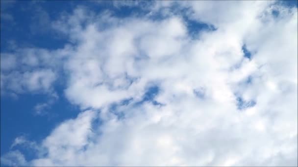 Часопис White Fluffy Clouds Flowing Blue Sunny Sky — стокове відео