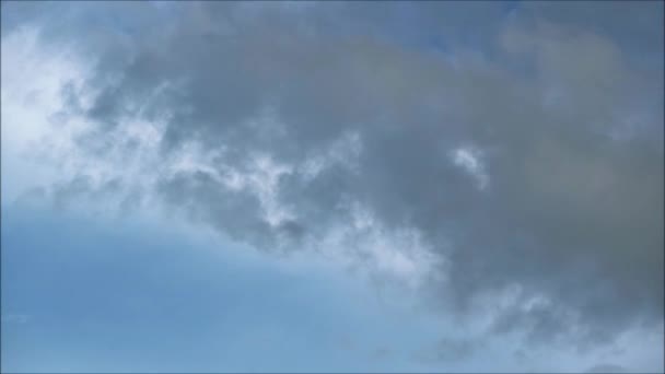 劇的な暗い灰色の嵐のニンバス雲の時間経過映像 — ストック動画