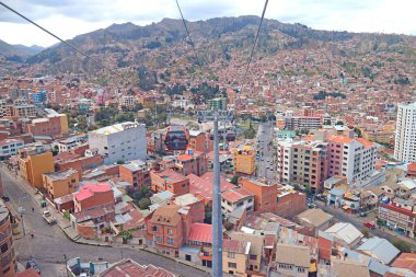 La Paz ve Mi Teleferico 'nun inanılmaz şehir manzarası. La Paz, Bolivya, Güney Amerika' ya hizmet veren hava teleferiği şehir ulaşımı sistemi.