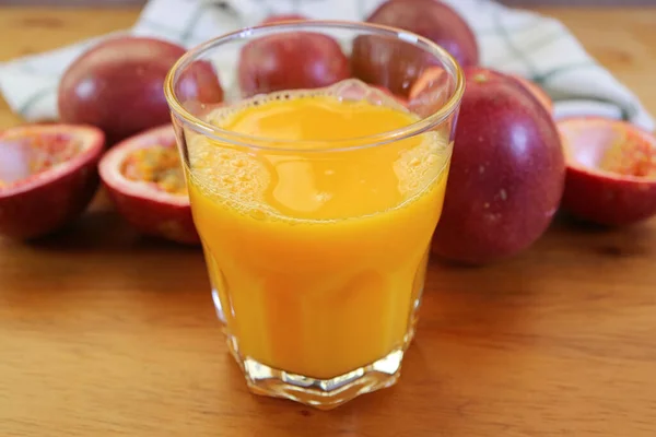 Glass Mouthwatering Fresh Passion Fruit Juice Heap Whole Fruits Backdrop — Stock Photo, Image