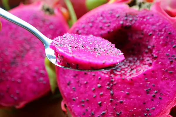 Closeup Van Lepel Scooping Delectable Red Flesh Dragon Fruit Ook — Stockfoto