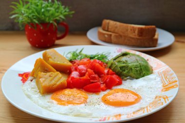 Sağlıklı kahvaltı tabağı, renkli sebze salatasıyla birlikte.