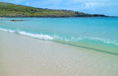 Turkuaz Mavi Pasifik Okyanusu, Paskalya Adası, Şili, Güney Amerika 'dan Sulama Dalgaları ile Anakena Plajı