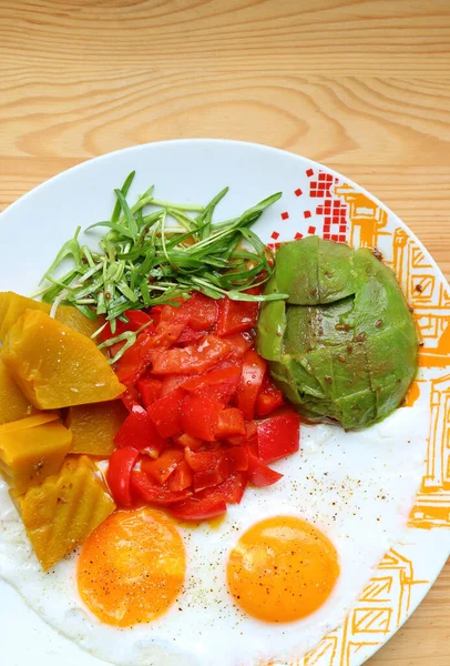 Lezzetli Güneşli Bir Tabak Yanında Renkli Sebze Mikro Sebze Salatası — Stok fotoğraf