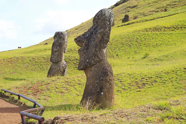 Gruppo Massicce Statue Moai Abbandonate Sparse Sul Pendio Del Vulcano — Foto Stock