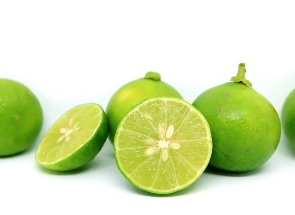 Rij Van Levendige Groene Verse Limoen Verspreid Witte Achtergrond — Stockfoto