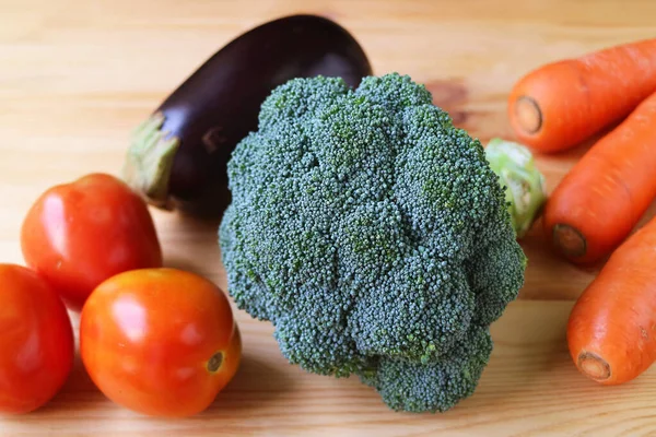 Penutup Brokoli Mentah Dengan Tomat Wortel Dan Terong Latar Belakang — Stok Foto