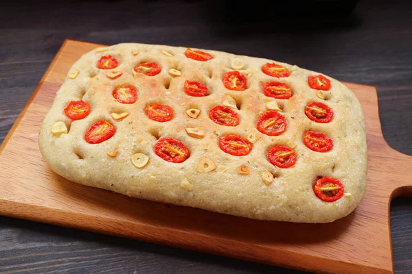 Delectable Freshly Baked Italian Tomato Garlic Focaccia Bread Wooden Breadboard — Stock Photo, Image
