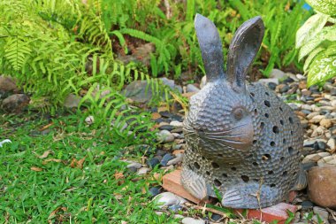 Artistik Paskalya Tavşanı Bahçedeki Taş Heykel