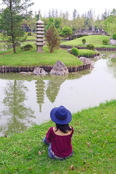 Жінка Синьому Капелюсі Розслаблюється Розкішному Японському Саду — стокове фото