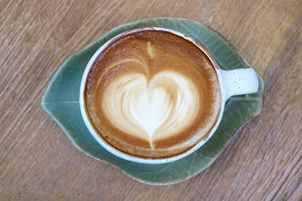 Café Cappuccino Quente Com Arte Latte Forma Coração Mesa Madeira — Fotografia de Stock