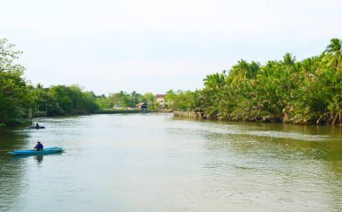 Hindistan cevizi ve Nipa Palm Gardens 'ın rahatlatıcı atmosferini Balıkçılar, Samut Sakhon Eyaleti, Tayland