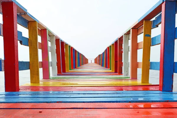 Die Schwindende Perspektive Einer Regenbogenfarbenen Seebrücke — Stockfoto
