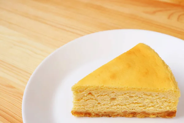 白いプレートの上においしい焼きチーズケーキのスライス — ストック写真
