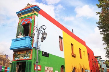 La Boca Mahallesi 'ndeki etkileyici çok renkli bina Buenos Aires, Arjantin, Güney Amerika' daki ünlü turist duraklamalarından biri.