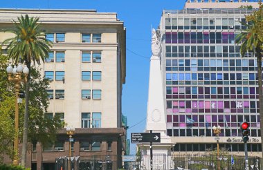 Mayıs Piramit Anıtı ile Plaza de Mayo, Buenos Aires 'in bir Şehir Meydanı ve Ana Kuruluş Alanı, Arjantin, Güney Amerika