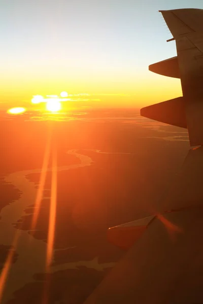 Fényes Nap Emelkedik Lenyűgöző Napsugarak Mint Látható Repülőgép Ablakából — Stock Fotó