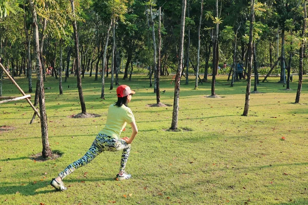 Femme Sportive Faisant Exercice Matinal Dans Parc Sunshine — Photo