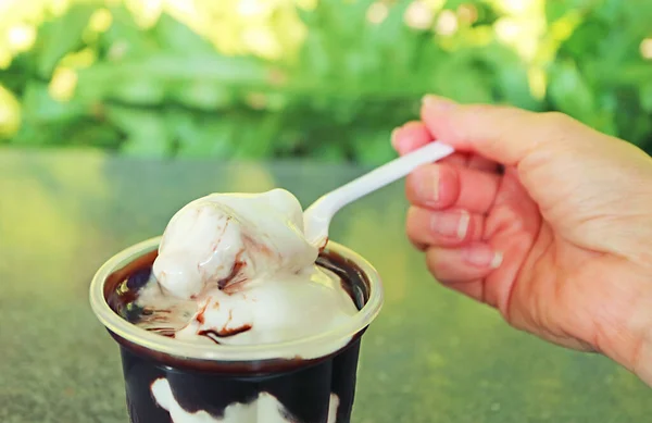 Łyżeczka Rąk Toping Chocolate Sauced Vanilla Soft Serve Ice Cream — Zdjęcie stockowe
