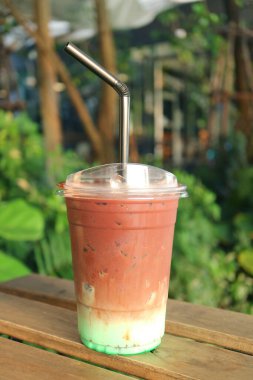 Bahçe Masasında İzole Edilmiş Naneli Çikolatalı Latte