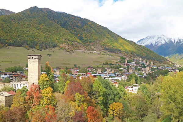 Gürcistan Svaneti Bölgesindeki Tarihi Svan Kulesi Ile Mestia Kasabası Nın — Stok fotoğraf