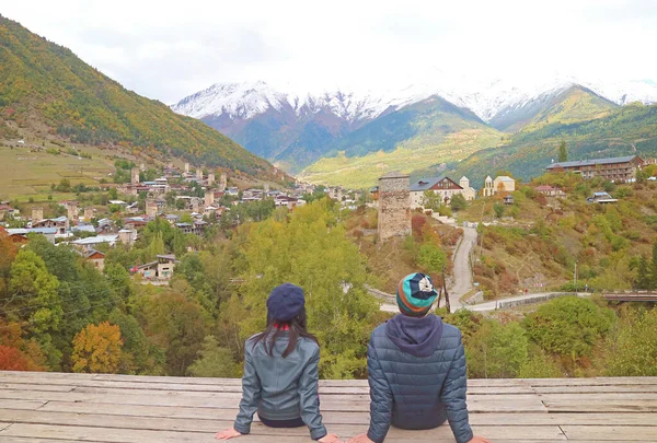 Para Relaks Tarasie Widokowym Mestia Town Niesamowitymi Wieżami Svan Region — Zdjęcie stockowe