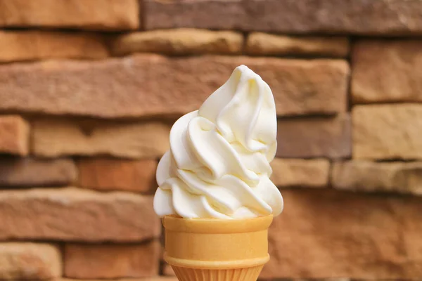 Baunilha Delecable Soft Serve Ice Cream Cone Com Parede Pedra — Fotografia de Stock
