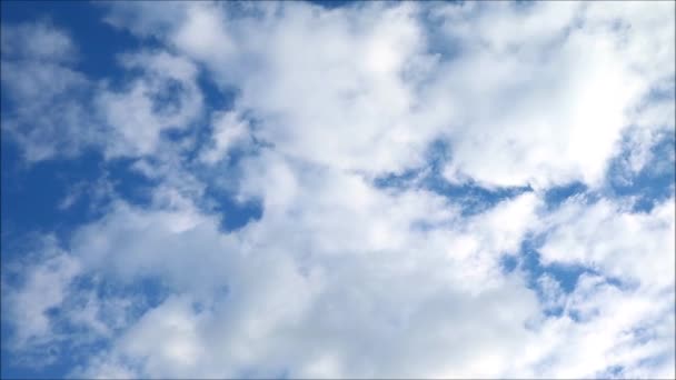Time Lapse Beelden Van Witte Pluizige Wolken Stromen Levendige Blauwe — Stockvideo