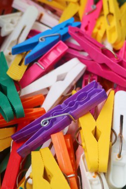 Çok renkli mandal yığını yakın plan.