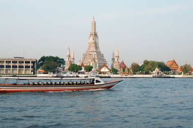 İkonik Şafak Tapınağı veya Wat Arun ile ünlü Chao Phraya Nehri Su Otobüsü Bangkok, Tayland
