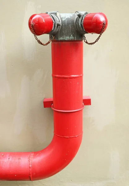Żywy Czerwony Hydrant Przeciwpożarowy Betonowej Ścianie — Zdjęcie stockowe