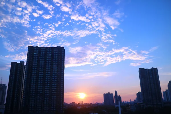 Impresionante Puesta Sol Sobre Grupo Rascacielos Ciudad — Foto de Stock