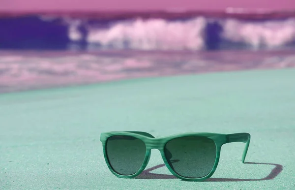 Pop Art Stylu Zielone Fioletowe Okulary Przeciwsłoneczne Piaszczystej Plaży Falami — Zdjęcie stockowe