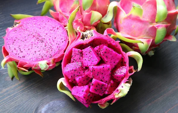 Diced Ripe Red Flesh Dragon Fruit Pink Pitaya Whole Fruits — Stock Photo, Image