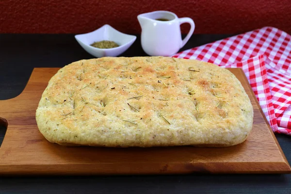 주저하지 목판에 이탈리아어 Herbed Focaccia Bread — 스톡 사진