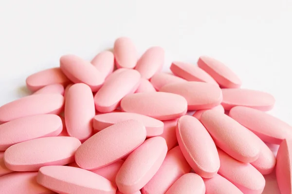 Heap Van Pastel Roze Supplement Pillen Witte Achtergrond Met Kopieerruimte — Stockfoto