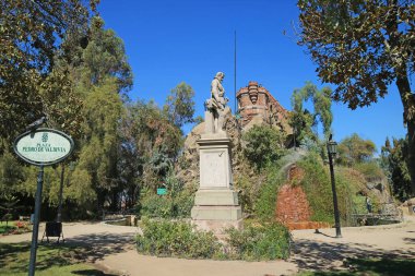Pedro de Valdivia anıtı, Güney Amerika 'nın Şili, Santiago şehir merkezindeki Cerro Santa Lucia Hilltop tepesinde Hidalgo Kalesi ile İspanyol bir Conquistador.