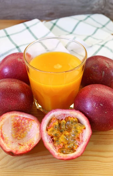 Glas Vers Passievruchtensappen Met Oogst Van Gesneden Hele Vruchten — Stockfoto