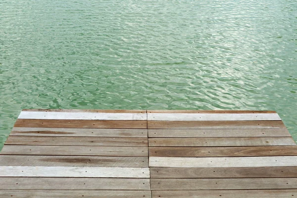 在波涛汹涌的河流上的空荡荡的木制码头 — 图库照片