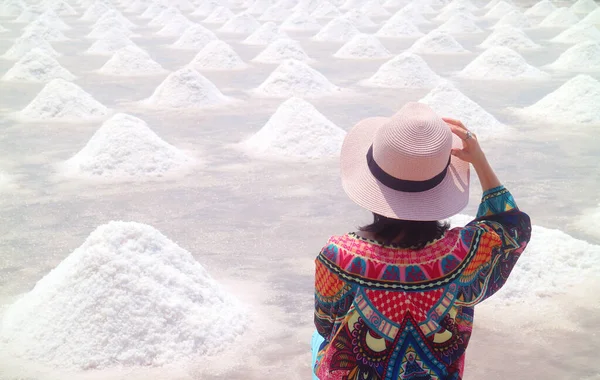 Visitante Que Impresiona Con Las Filas Pilas Sal Mar Blanco — Foto de Stock