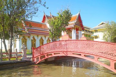 Wat Benchamabophit (Mermer Tapınak), Bangkok, Tayland 'daki Kanal' dan geçen Etkileyici Bükme Köprüsü