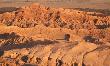 Valle de la Luna 'nın Günbatımından Önceki Çarpıcı Manzara veya Atacama Çölü' ndeki Ay Vadisi, San Pedro de Atacama Kasabası, Kuzey Şili, Güney Amerika
