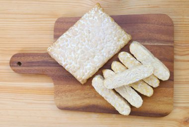 Tam ve Dilimlenmiş Taze Tempeh, Bitkisel Besinler için Yüksek Bitki Protein Kaynağı