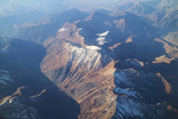 アンデス山脈の絶景飛行機の窓からの眺めチリ北部 南米への飛行中 — ストック写真