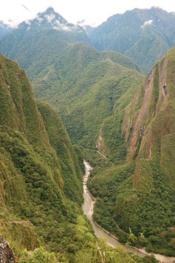Aguas Calientes Town ve Urubamba Nehri 'nin çarpıcı hava manzarası Mt. Huayna Picchu, Machu Picchu Kalesi, Cusco Bölgesi, Peru, Güney Amerika
