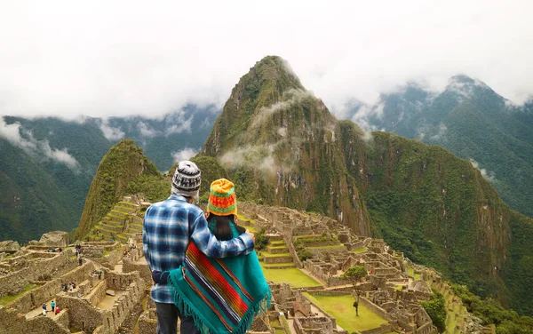 Casal Impressionado Com Incrível Vista Antiga Cidadela Inca Machu Picchu — Fotografia de Stock