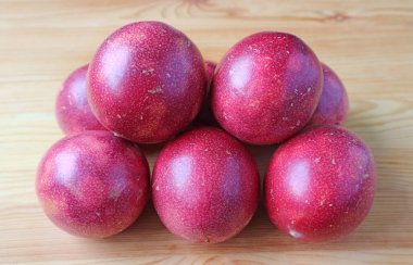 Tahta Masada Taze Olgun Tutku Meyveleri