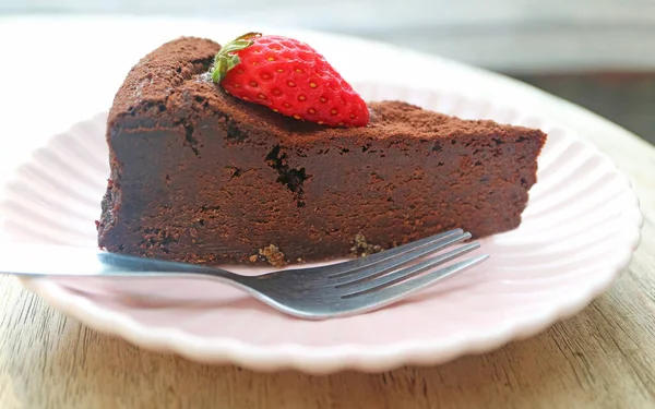モイストと濃密感のある食感のチョコレートケーキにフレッシュストロベリーをトッピング — ストック写真